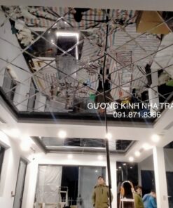 Gương dán trần ốp trần trang trí phòng khách tại Nha Trang Khánh Hòa